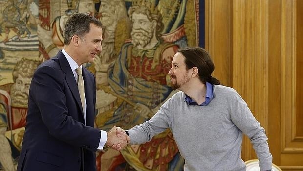 Pablo Iglesias saluda a Felipe VI momentos antes de coemntar su reunión