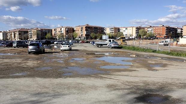 Las últimas lluvias convirtieron este aparcamiento en una auténtica laguna de fango