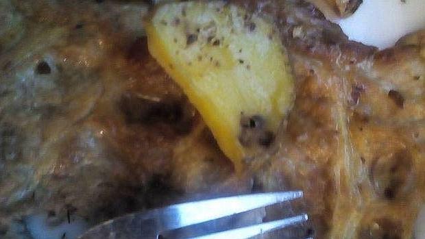 Lomo con patata asada en el que supuestamente había un gusano