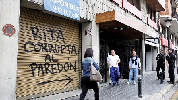 «Rita corrupta. Al paredón»: amenazan de muerte a la senadora del PP en su casa de Valencia