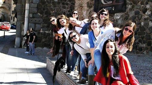 Un grupo de jóvenes celebrando una despedida en la Puerta del Sol de Toledo