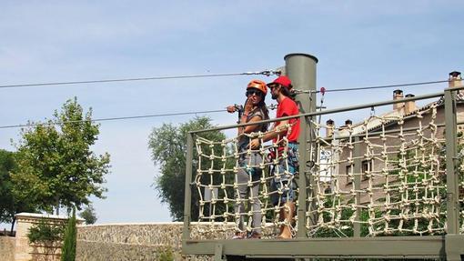 La tirolina está instalada en el Puente de San Martín