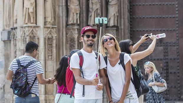 Imagen de unos turistas captada en el centro de Valencia