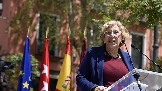 La alcaldesa de Madrid, Manuela Carmena, durante su discurso en ofrenda floral en memoria de las víctimas de accidentes y enfermedades laborales