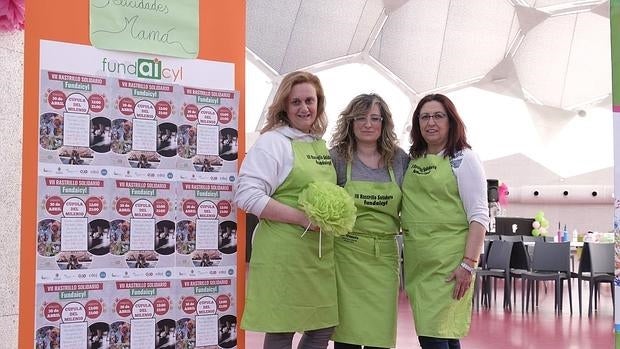 Elena Fernández (izq) junto con dos compañeras de la fundación