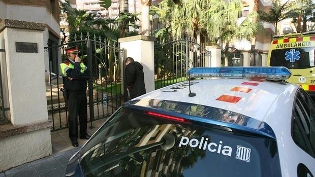 Un vehículo de los Mossos d'Esquadra junto a la vivienda de Tarragona en cuyo ascensor ha sido encontrado el cadáver de una mujer