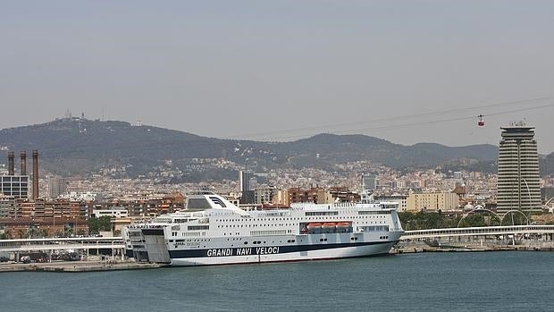 Vista de un crucero atracado en el puerto de Barcelona