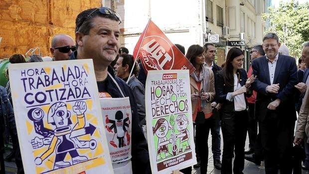 Imagen de Ximo Puig a su llegada a la manifestación del Primero de Mayo