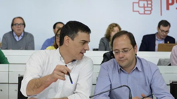 Pedro Sánchez y César Luena ayer en el Comité Federal del PSOE
