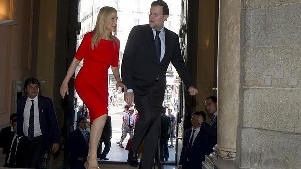 Cifuentes y Rajoy durante la toma de posesion de los consejeros de la Comunidad, en junio de 2015