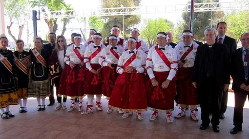 Los danzantes, junto a las autoridades, en el auditorio de la Glorieta del Prado