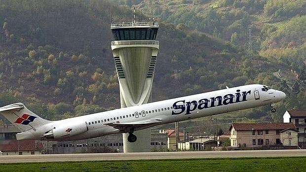 Un avión de Spanair despega en el aeropuerto