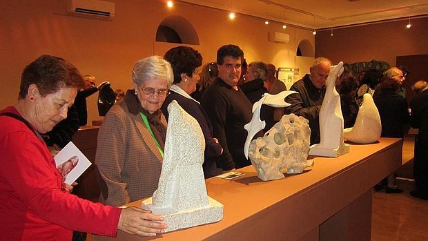 Vecinos de Villacañas tocan las esculturas de Alfonso Salas