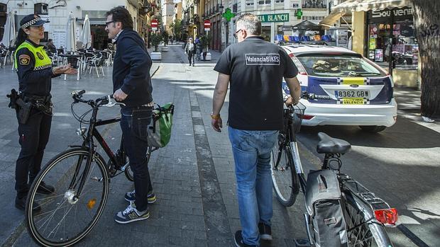 El alcalde accidental Grezzi conversa con un policía local