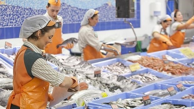 Trabajadores de Mercadona en la sección de Pescadería