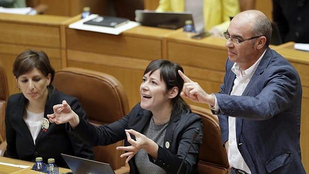Jorquera junto a Ana Pontón en la bancada nacionalista del Parlamento gallego