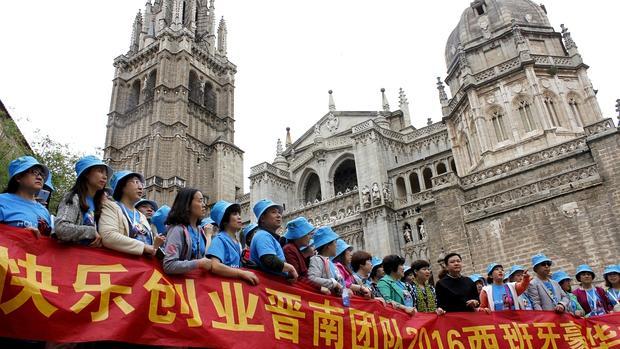 Los empleados de Tiens desplegaron una pancarta en chino delante de la catedral de Toledo