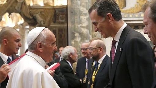 El rey Felipe VI saluda al Papa Francisco durante la ceremonia de entrega del premio Carlomagno