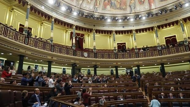 Diputados de Podemos aplauden en el Congreso de los Diputados