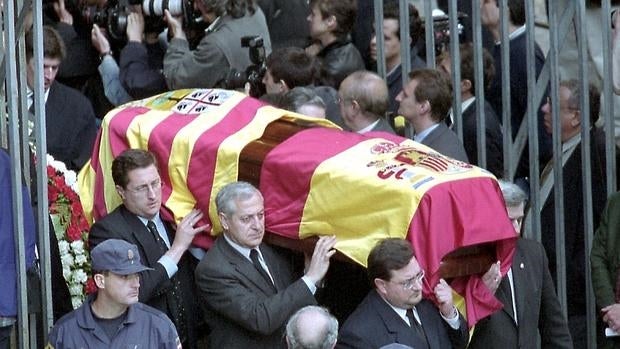 Imagen de archivo del funeral de Giménez Abad, asesinado por ETA en Zaragoza el 6 de mayo de 2001