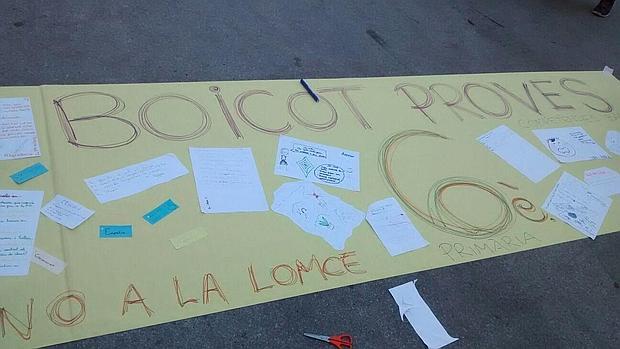 Una de las pancartas que hicieron ayer los alumnos durante el boicot a las pruebas