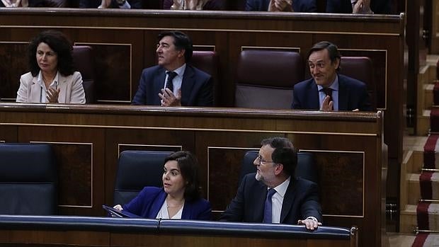 Mariano Rajoy, junto a Soraya Sáenz de Santamaría, en el Pleno del Congreso