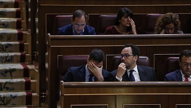 Pedro Sánchez, junto a Antonio Hernando, en su escaño del Congreso