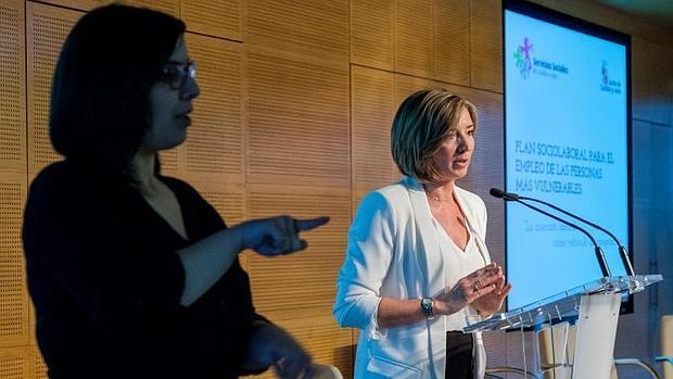 La consejera de Familia, con una intérprete de signos, durante su presentación del Plan