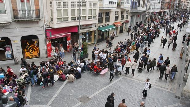 Cientos de jóvenes hacen cola en Palencia por una entrada para la fiesta de Agrarias