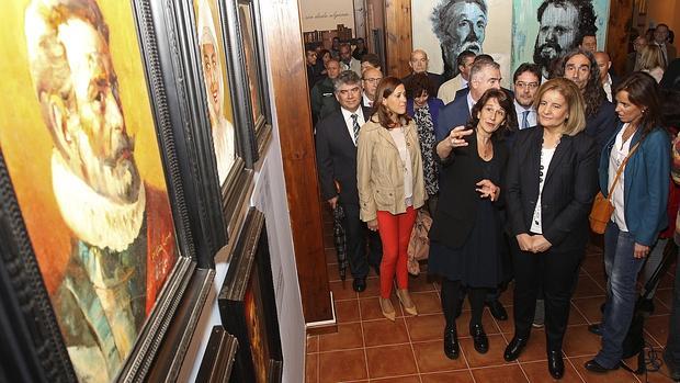 La ministra de Empleo durante su visita a la exposición «Los Quijotes de Almodóvar y Palmero»