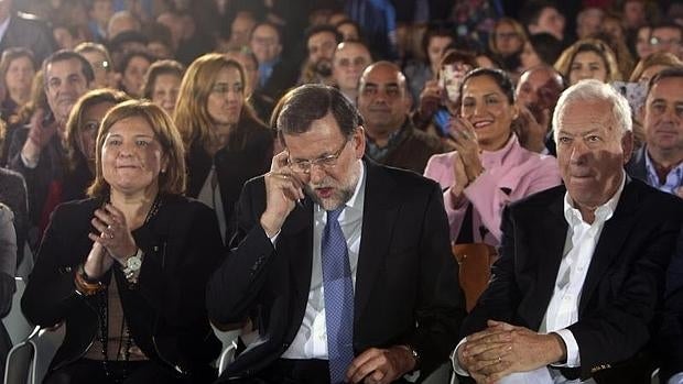 Margallo (derecha, con Mariano Rajoy e Isabel Bonig en Orihuela (Alicante).