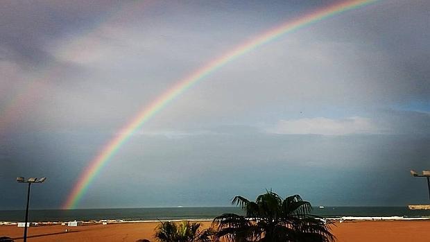 Imagen del arco iris sobre la playa del Cabanyal tomada este lunes