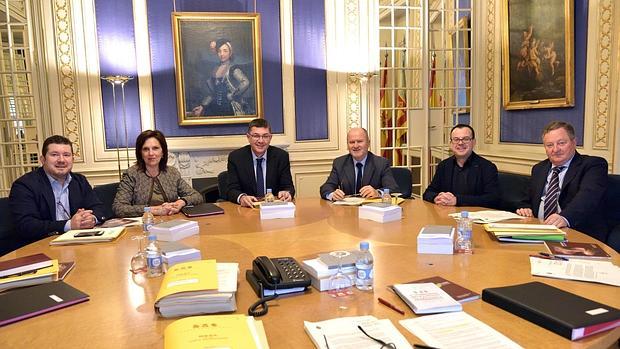 Imagen de la reunión de los integrantes de la Mesa de las Cortes Valencianas