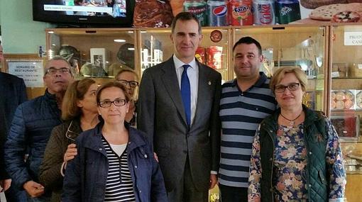 El Rey, con varios vecinos del pueblo en la cafetería del restaurante