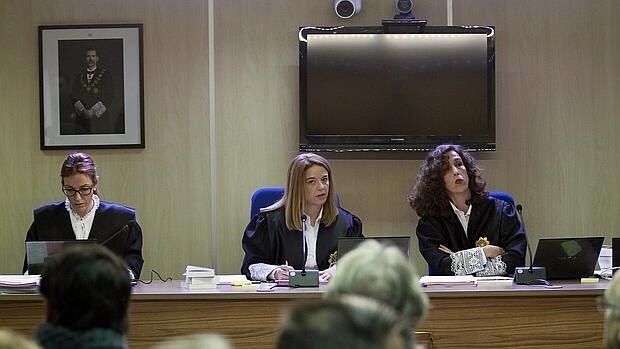 Las juezas de la sección primera de la Audiencia de Palma Rocío Martín, Samantha Romero y Eleonor Moyà