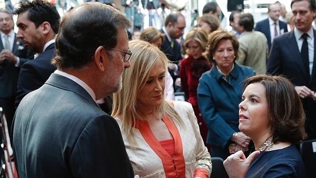 Mariano Rajoy, Cristina Cifuentes y Soraya Sáenz de Santamaría, juntos el 2 de mayo
