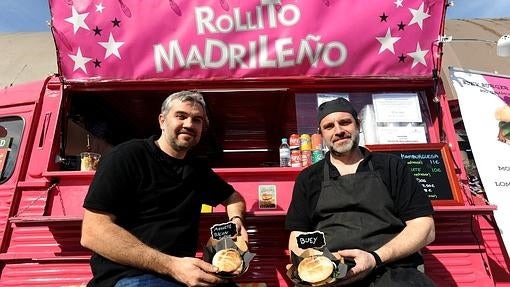 Una veintena de «food trucks» cocinan frente a la estación de Príncipe Pío