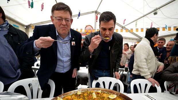 Puig y Sánchez prueban una paella durante las pasadas Fallas en Valencia