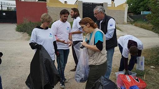 Imagen de los voluntarios durante la jornada de recogida