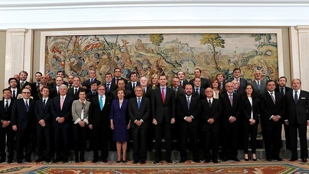 Don Felipe, con una representación de la Asociación de Editores de Diarios Españoles (AEDE), este miércoles en el Palacio de La Zarzuela