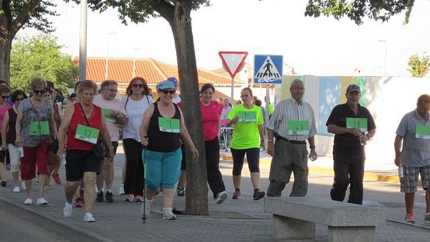 Un grupo de andarines por las calles de Villacañas