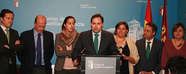 Los alcaldes del PP, diputados regionales, durante la rueda de prensa para denunciar los impagos