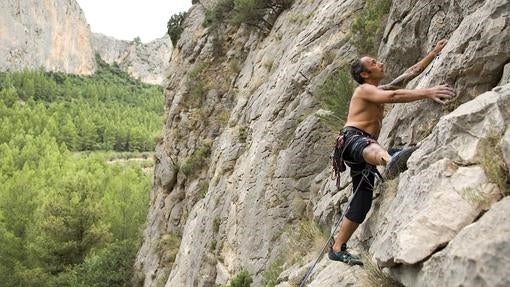 Un hombre realiza escalada