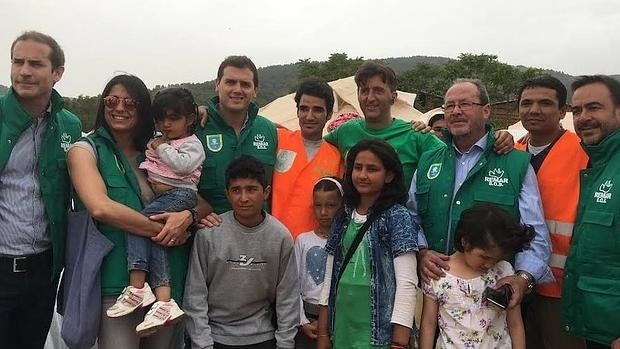 Albert Rivera en uno de los campos de refugiados de Grecia que ha visitado estos días