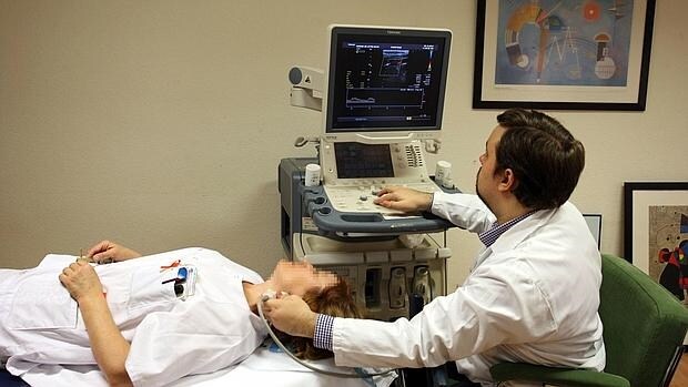 Un médico realiza diversas pruebas a una paciente
