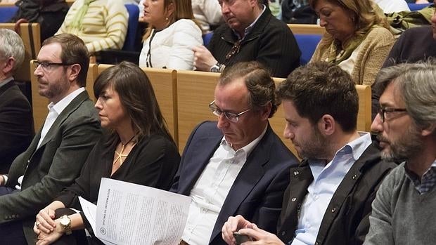 Maroto (primero por la izquierda) y Alonso (tercero), en un acto reciente del PP vasco