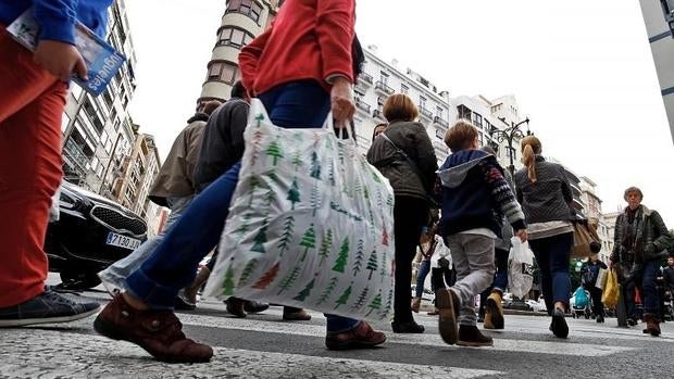 Ciudadanos de compras en el centro de Valencia