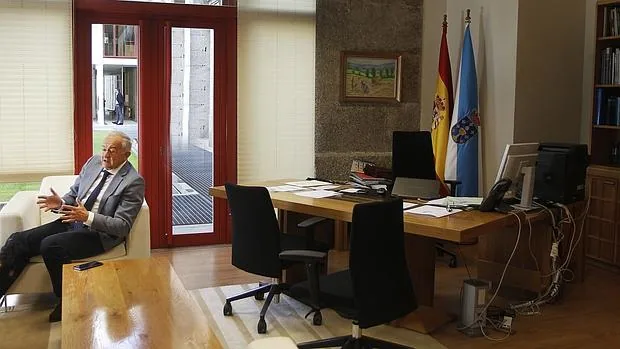 El portavoz Parlamentario socialista, José Luis Méndez Romeu, en su despacho