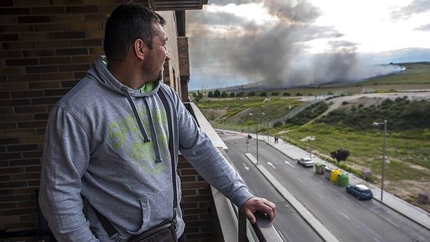 Un vecino observa el incendio desde su casa de la urbanización de El Quiñón