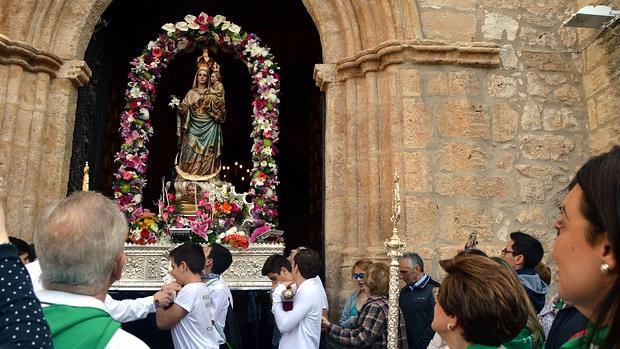 Salida del templo parroquial de la Virgen de Alarcos para ser llevada en romería hasta la ermita